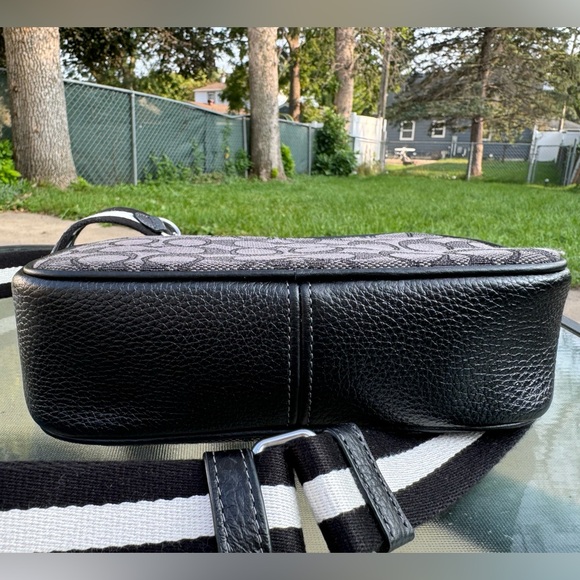 Coach
MINI JAMIE CAMERA BAG IN SIGNATURE JACQUARD - Picture 3 of 7